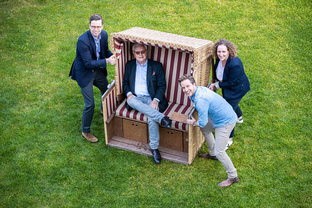 Strandkorb: Marsilius Graf von Ingelheim, Michael Herrmann, Timo Buckow und Lisa Ballhorn © Tanja Nitzke